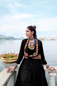 Ensemble de veste Lehenga Choli de luxe pour femmes avec broderies traditionnelles, accents miroir et une touche élégante - Product Image 2