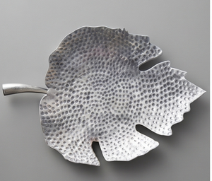 Plateau de service en métal brossé fait main avec surface texturée martelée pour usage résidentiel – Élégante assiette de service pour table - Product Image 1