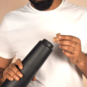 Juego de 2 jarras de terracota negra hechas a mano - 800 ml con tapa de corcho y madera (textura natural - sin colores ni químicos utilizados) - Product Image 3