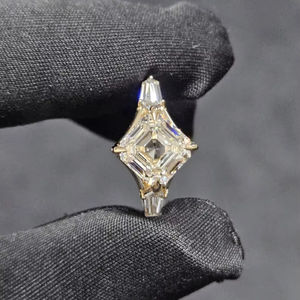 Anillo de diamantes cultivados en laboratorio con corte Asscher al por mayor para unisex, anillo de tres piedras de oro macizo de 14k, regalo de promesa de boda para novia - Product Image 1