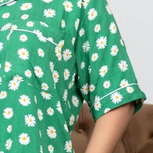 Conjunto de Pijama de Manga Corta con Estampado Floral de Margaritas Verdes y Blancas para Mujer, Camisa con Botones y Pantalones a Juego, Ropa de Dormir Suave para Verano, Fabricante - Product Image 3