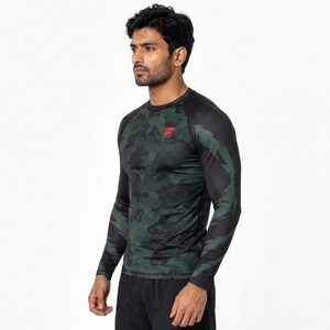 Rashguard confortable conçu pour les entraînements en salle, les arts martiaux, le surf, la course à pied et autres sports actifs. - Product Image 6