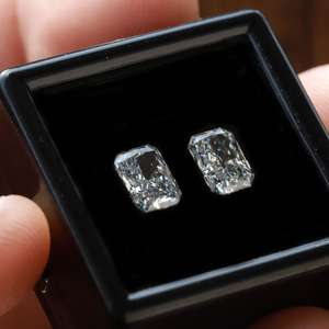 พลอยสีขาว D คัลเลอร์ VVS1 ทรงเอเมอรัลด์ ผลิตในห้องปฏิบัติการ พร้อมเจาะด้วยเลเซอร์ ราคาขายส่ง แบบเม็ดเดี่ยว สำหรับทำเครื่องประดับ - Product Image 1