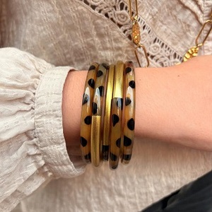 Bracelet artisanal en corne de buffle naturelle laquée, respectueux de l'environnement, modèle Bangle |   Forme personnalisée |   Design animalier coloré et élégant |   Moderne - Product Image 6