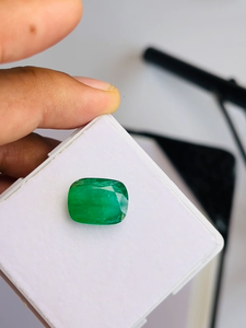Esmeralda Natural de Zambia, Corte Cojín, 9.02 Quilates, Calidad AAA, Gema Verde para Joyería - Product Image 1