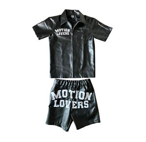 ชุดแจ็คเก็ตแขนสั้นและกางเกงขาสั้นหนังเทียมสำหรับผู้ชาย MOTION LOVERS สไตล์สตรีทแวร์สำหรับฤดูร้อน ปกเสื้อพับได้ ปักลายตัวอักษร - Product Image 1