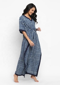 Caftan élégant au sol en bleu et blanc imprimé à la main en coton doux à nouer à la taille Cool & Comfy pour les sorties nocturnes - Product Image 3