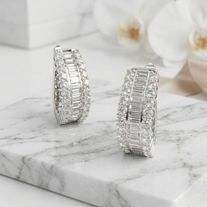 Pendientes de aro Huggie de triple fila con diamantes mixtos redondos y baguette de 4.30 CTW - Product Image 3