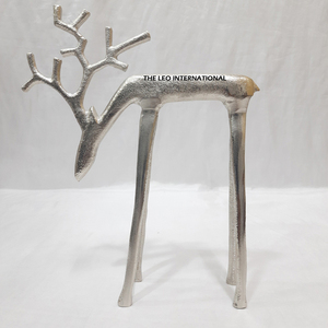 Statue de renne en aluminium de style nordique élégant, sculpture abstraite, figurine animale de luxe, centre de table - Product Image 1