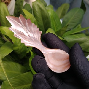 Cuillère à servir en nacre naturelle ILAHI, faite à la main, style bohème, blanche, non toxique, pour les fêtes, Uttar Pradesh - Product Image 3