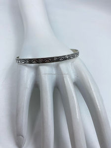 Bracelet jonc réglable en argent avec design moderne Bracelets à breloques en argent texturé pour unisexe - Product Image 2