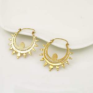 Boucles d'oreilles créoles en laiton plaqué or, tendance, unisexe, cadeau, pièce de mode affirmée - Product Image 4