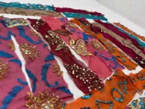 Rubans en soie de sari de qualité supérieure, 2 x 12 pouces, pour la couture, le quilting, l'embellissement, la fabrication de bijoux et les projets de bricolage. - Product Image 2
