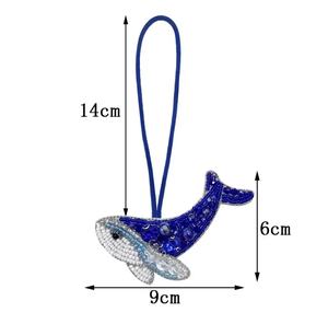 พวงกุญแจรูปปลาสีฟ้าขาว งานแฮนด์เมดสไตล์วินเทจ ประดับคริสตัลหลากสี ตัวอักษรภาษาอังกฤษแบบเรียงต่อกัน พร้อมสายคล้องข้อมือ - Product Image 2