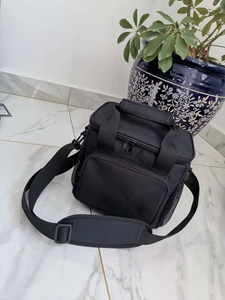 Sac isotherme compact avec bandoulière réglable et doublure en PVC blanc imperméable - Product Image 3