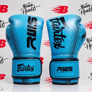 ถุงมือชกมวย Fairtex หนังแท้ สีฟ้าและดำ สำหรับฝึกซ้อม พร้อมแผ่นรองนุ่ม - Product Image 1