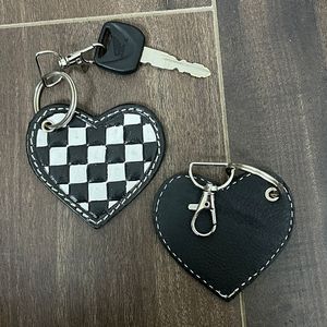 Elegante Llavero de Cuero con Diseño de Tablero de Ajedrez Blanco y Negro, Accesorio para Llaves de Coche, Colgante para Bolso, Regalo de Moda para Mujer - Product Image 6