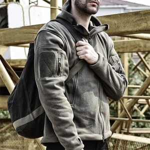 Chaqueta polar con capucha y múltiples bolsillos personalizada para hombre, gris, verde oliva, negro, con parche táctico en el brazo, cierre completo, abrigo cálido para exteriores - Product Image 4