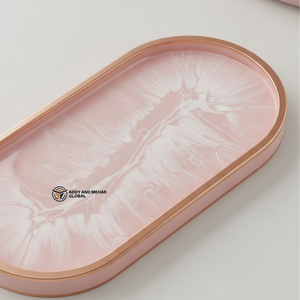 Plateau en résine marbrée rose poudré avec bord doré |   Plateau de service décoratif ovale de luxe - Product Image 3