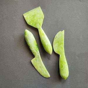Cuchillos para Cortar Queso de Resina Elegantes Blancos y Naranjas de Diseño Moderno, Calidad Superior al Mejor Precio del Mercado, KISWAH CRAFT, Ecológicos - Product Image 2