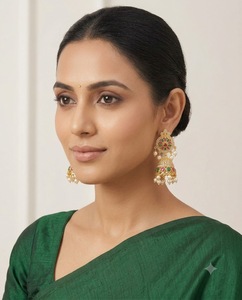 Boucles d'oreilles pendantes Jhumka à motif floral traditionnel pour femmes, avec pompon de perles, bijoux de mariage et de mariée, plaqué or, vente en gros - Product Image 4
