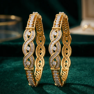 Brazalete de Latón Chapado en Oro con Circonitas Cúbicas, Brazalete Kada Infinito de Lujo, Joyería de Moda para Novias y Bodas - Product Image 1