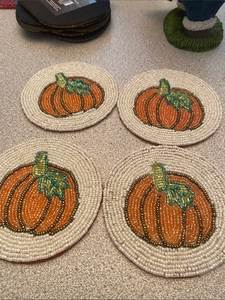 Sous-verres élégants en tissu brodé avec des détails de perles décoratives pour un style de vie haut de gamme et des articles pour la maison - Product Image 5