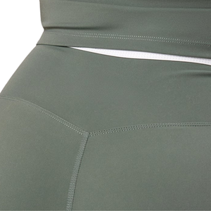 Shorts Deportivos de Cintura Alta para Mujer, Color Verde Oliva, con Contraste, Elásticos, para Gimnasio, Entrenamiento, Fitness y Ejercicio - Product Image 3