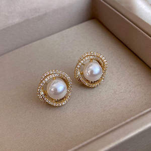 Boucles d'oreilles clous classiques AMBER JEWELS en or plaqué 14 carats avec perles d'eau douce, halo de diamants, minimalistes, certifiées IGI, bijoux de mariage unisexes - Product Image 4