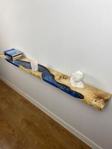 Table console flottante en résine époxy Blue River, bois à bords naturels, étagère au sol, faite à la main, moderne, luxueuse, écologique, durable - Product Image 4