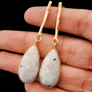 Boucles d'oreilles pendantes en pierre de lune naturelle plaquées or 18 carats, serties clos, faites à la main, style bohème, pour mariage, pour femme, Rajasthan - Product Image 1