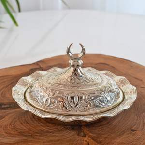 Cúpula plateada para postres de Ramadán con adorno de estrella y media luna - Plato de metal martillado para dulces de 14 cm de altura - Product Image 2