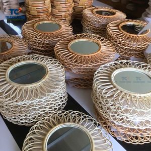 Beau cadre de miroir en osier de rotin rond fait à la main moderne avec la conception de fleur ajoutent la pièce de charme vibrante pour la suspension décorative de mur - Product Image 4