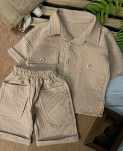 Conjunto coordinado de algodón muselina orgánico premium para niños, camisa y pantalones cortos de doble gasa en verde salvia. - Product Image 3