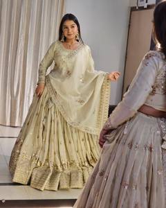 Lehenga Choli de Seda Beige con Dupatta, Bordado Floral, Largo hasta el Suelo, Traje Indio para Bodas y Fiestas - Product Image 2