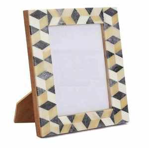 กรอบรูปไม้ MDF ขนาด 6x4 นิ้ว ประดับด้วยกระดูกงู ทำด้วยมือ | |   ดีไซน์คลาสสิกและมีสไตล์สำหรับบ้านหรือสำนักงาน | |   ซื้อจำนวนมากสำหรับร้านขายของตกแต่ง - Product Image 1