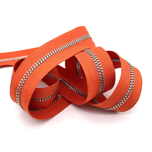 Accessoires de sacs personnalisés de haute qualité, fermeture éclair en métal, dents en laiton, fermeture éclair entièrement métallique en rouleau pour la confection de vêtements - Product Image 1
