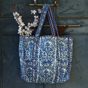 Sac à bandoulière matelassé en coton imprimé élégant, parfait pour les mariages, les fêtes et le quotidien - Product Image 1