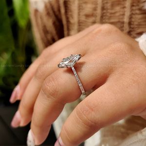 Bague de fiançailles Marquise fascinante avec sertissage sculptural style cathédrale et style diamant intemporel - Product Image 5