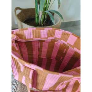 Sac fourre-tout en coton matelassé indien fait main. Sac fourre-tout à rayures rose poussière avec fermeture éclair - Product Image 2