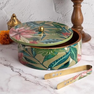 Casserole ronde en métal avec couvercle, revêtement émaillé floral, pinces dorées incluses - Product Image 1