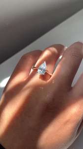 Anillo de Diamante Cultivado en Laboratorio con Corte de Pera de 3 Quilates, Chapado en Oro de 18K para Mujer |   Anillo de Compromiso, Boda o Promesa con Certificación IGI |   A la moda - Product Image 3