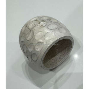 Anneaux de serviette géométriques en bois gris à pois, écologiques, peints à la main, décoratifs pour table de salle à manger moderne, mariage, fête - Product Image 1