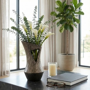 Vase de table en céramique gris mat contemporain avec découpe géométrique et finition texturée - Product Image 5
