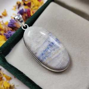Pendentif ovale en schéelite vintage fait main NIKHIL GEMS, serti en argent sterling 925, certifié par un tiers - Product Image 1