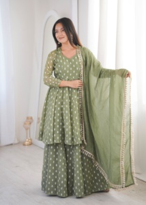 Conjunto de diseñador con top de seda jacquard Butti Crunchy, pantalón Sharara Plazzo y dupatta de seda Crunchy, completamente cosido y listo para usar. - Product Image 1