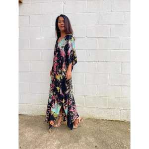 เดรสยาวคอวีพิมพ์ลายสำหรับผู้หญิง ผ้าเป็นมิตรต่อสิ่งแวดล้อม ซักได้ ทรงหลวม เอวธรรมชาติ เหมาะสำหรับใส่ไปเที่ยวทะเลช่วงฤดูร้อน มีรอยผ่าด้านข้าง - Product Image 3