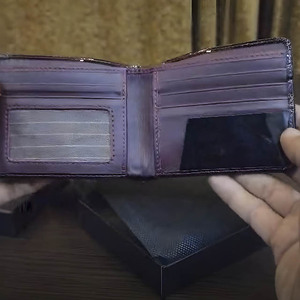 Portefeuille bifold en cuir noir brillant pour homme avec intérieur bordeaux, fenêtre d'identification et plusieurs emplacements pour cartes – Produits de luxe à finition miroir - Product Image 6