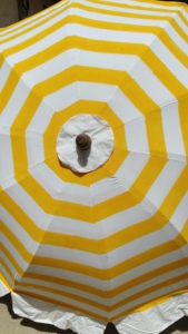 Parasol de jardin unique à motif imprimé en relief, style bohème indien, parasol de plage, protection solaire pour terrasses, fait main, couleurs jaunes - Product Image 3