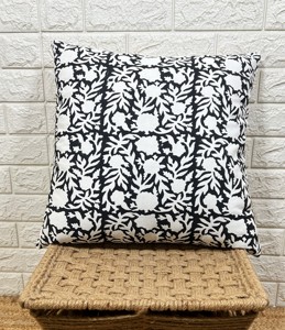Funda de Cojín Cuadrada Botánica Blanca y Negra, Funda de Almohada Moderna con Estampado de Hojas - Product Image 1